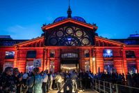 Eventfotografie Hamburg,historisches Geb&auml;ude,Fischauktionshalle,Abendveranstaltung,beleuchtete Fassade,Menschenmenge,Ralf Kornmann Fotografie,Eventfotografie,Veranstaltungsfotografie,Gala,Mankiewicz,Chemie