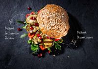 Veganer Burger mit Mehrkornbr&ouml;tchen, gegrilltem Zucchinigem&uuml;se, Paprika, Rucola und Oliven&ouml;lcreme, Delikant Feinkost, Ralf Kornmann Fotografie,Foodstyling,Foodfotografie,Hamburg