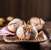 rustikales Brot,frisch gebackenes Brot,Holztablett,Stillleben von traditionellem Brot,Ralf Kornmann Fotografie,Foodstyling,Foodfotografie,Hamburg