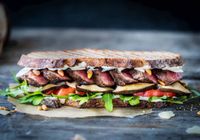 Gegrilltes Steak-Sandwich,Steak-Sandwich mit Gem&uuml;se,Rucola-und Tomaten,Sandwich mit Pinienkernen und K&auml;se,handwerkliches Brot-Sandwich,leckeres Steak-Sandwich,gesundes Steak-Sandwich,Ralf Kornmann Fotografie,Foodstyling,Foodfotografie,Hamburg