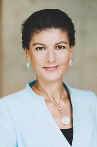 Sahra Wagenknecht im eleganten Look mit blauem Blazer und Schmuck &ndash; Porträtfotografie von Ralf Kornmann Fotografie aus Hamburg